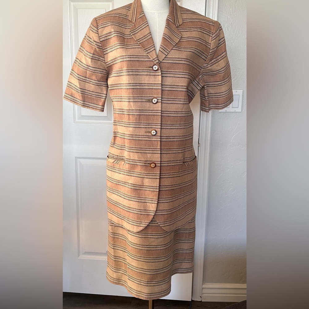 Worth Women’s Silk and Linen Skirt Suit Size 14‎